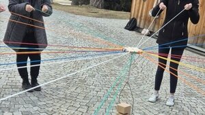 [Translate to English:] waldcoaching-teilnehmende-turm-bauen