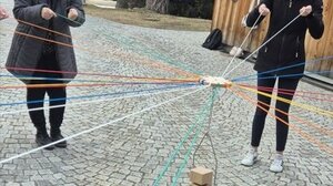 [Translate to Français:] waldcoaching-teilnehmende-turm-bauen